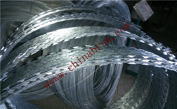 環(huán)境不同需要不同材質(zhì)的不銹鋼刀片刺繩 環(huán)境不同需要不同材質(zhì)的不銹鋼刀片刺繩