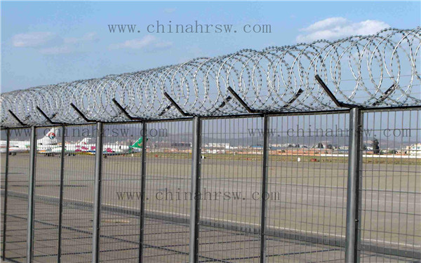 不銹鋼刀片刺繩安裝在機場護(hù)欄中