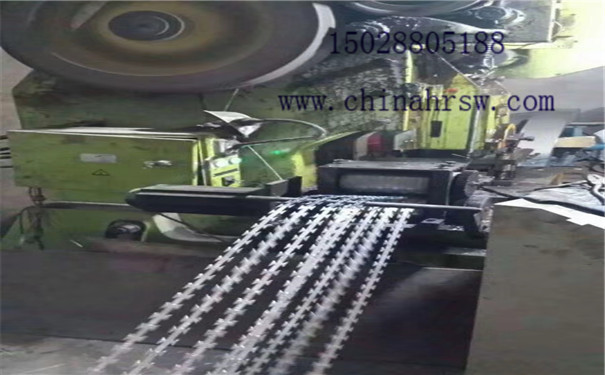 刺絲滾籠生產(chǎn)中 刺絲滾籠生產(chǎn)中