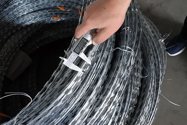 刀片刺繩價格比普通雙股刺繩貴的原因 刀片刺繩價格比普通雙股刺繩貴的原因